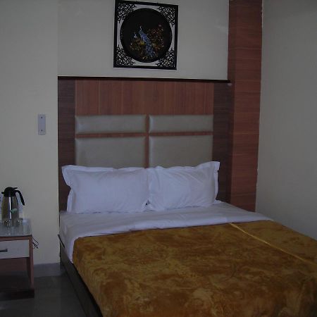 Hotel Dolphin Rāipur Kültér fotó