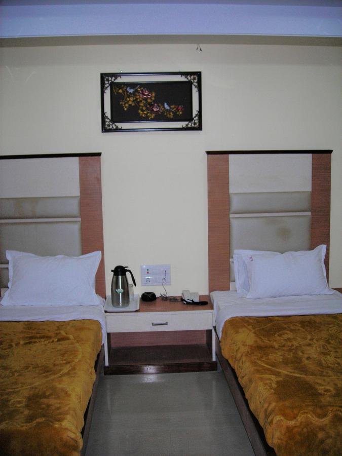 Hotel Dolphin Rāipur Kültér fotó