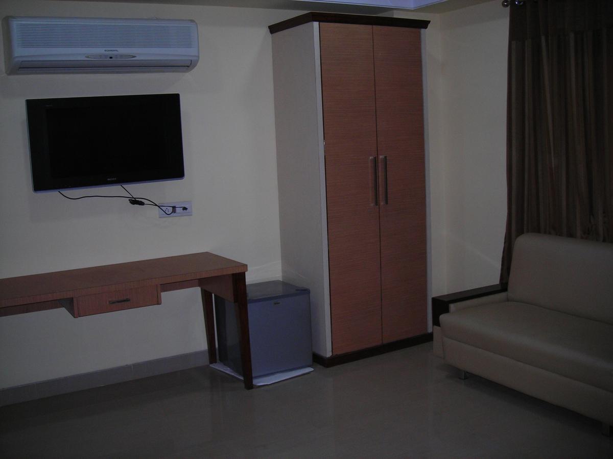Hotel Dolphin Rāipur Kültér fotó
