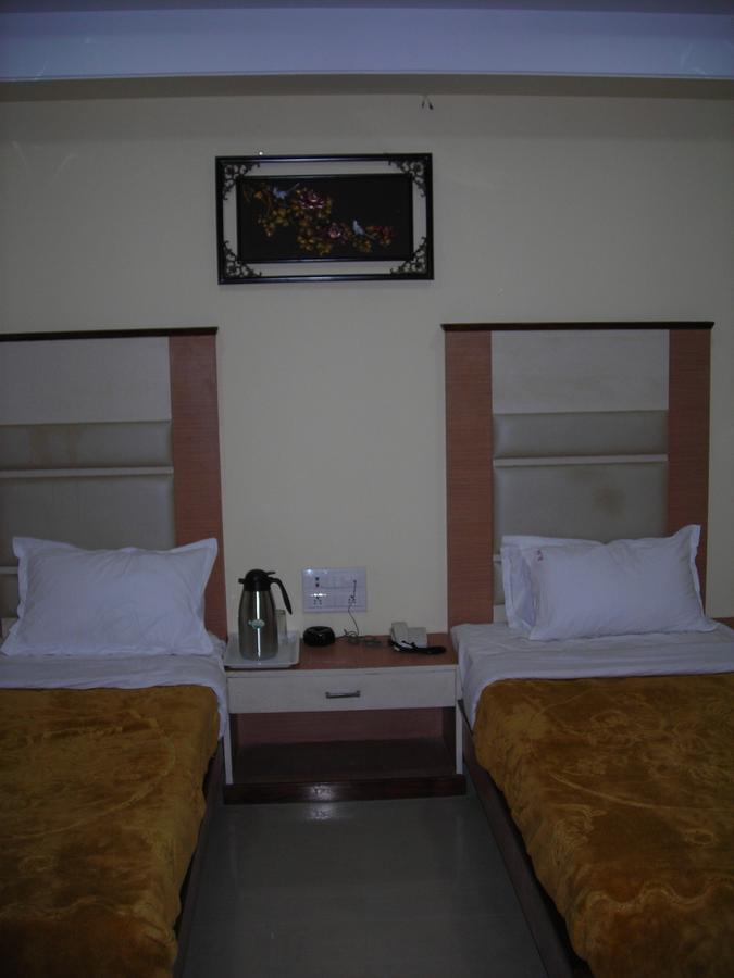 Hotel Dolphin Rāipur Kültér fotó